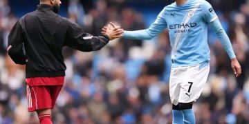 السلام الأخير في الملاعب الإنجليزية.. مصافحة خاصة بين محمد صلاح وعمر مرموش