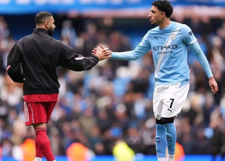 السلام الأخير في الملاعب الإنجليزية.. مصافحة خاصة بين محمد صلاح وعمر مرموش